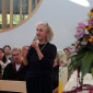 Vertrauensfrau Claudia Lewien moderiert die Gru&szlig;worte